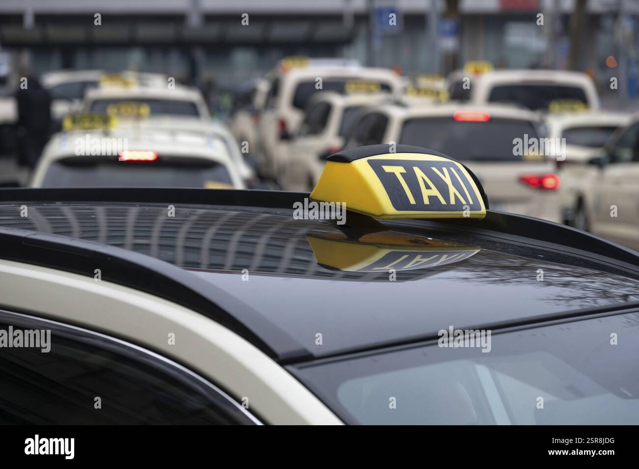 Taxi in attesa di fronte alla stazione ferroviaria principale, Norimberga, Franconia media, Baviera, Germania, Europa Foto Stock