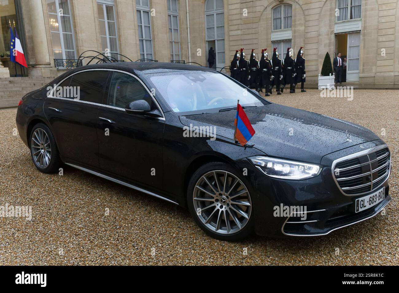 Parigi, Francia. 10 febbraio 2025. Il presidente Macron riceve Nikol PACHINIAN, primo ministro della Repubblica d'Armenia, presso il Palazzo dell'Eliseo. Foto Stock