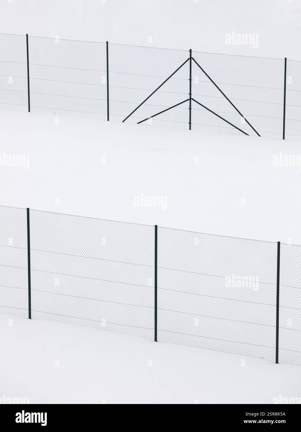 Scherma di un campo da tennis coperto di neve, recinzione a reticolo, inverno, elemento grafico, Bad Mitterndorf, Stiria, Austria, Europa Foto Stock