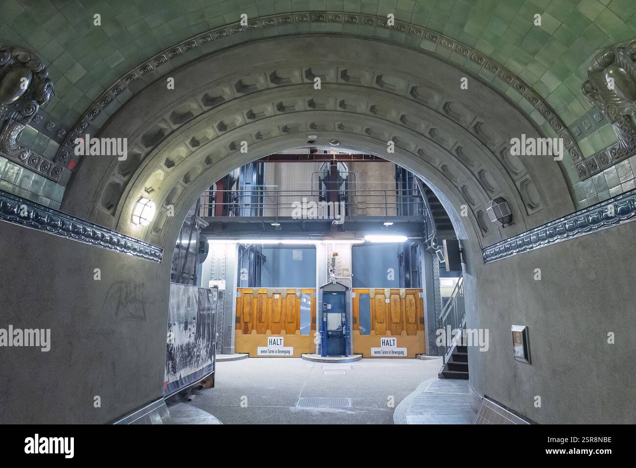 Tunnel dell'Elba vecchia, storia, storia della città, vista, attrazione, edilizia, architettura, turismo, traffico, Amburgo, Germania, Europa Foto Stock