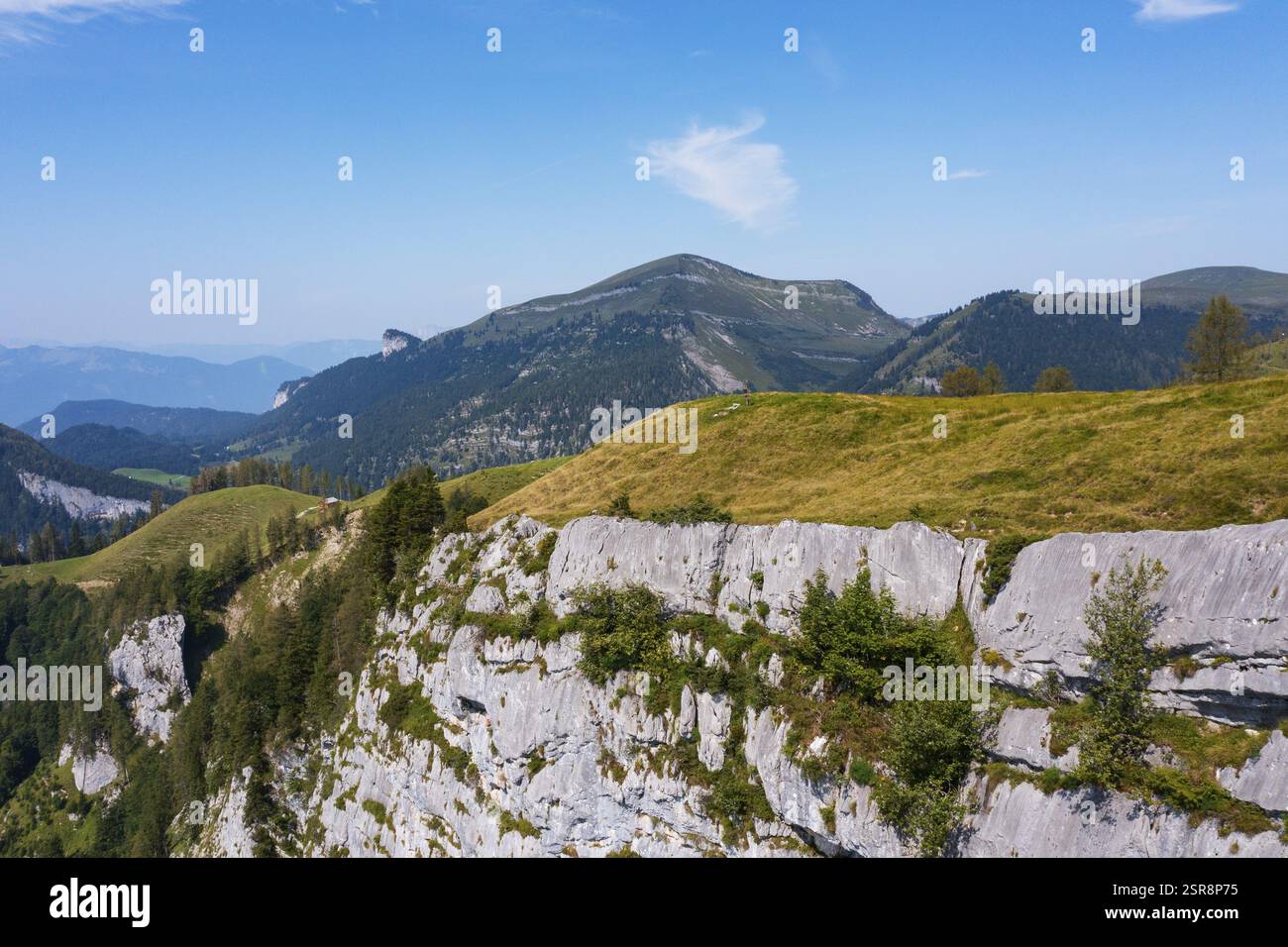 Sulla sommità dell'Alpbichl con vista sul Trattberg, sul gruppo Osterhorn, sul Salzkammergut, sulla provincia di Salisburgo, Austria, Europa Foto Stock