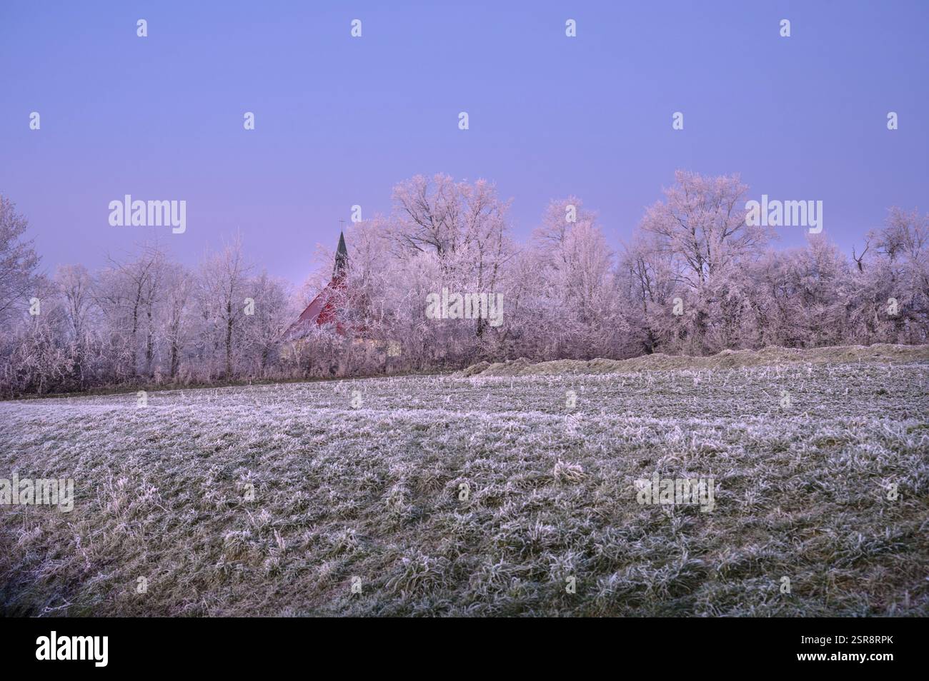 Cappella in un paesaggio serale con il ghiaccio sui campi e sugli alberi, Franconia, Baviera, Germania, Europa Foto Stock