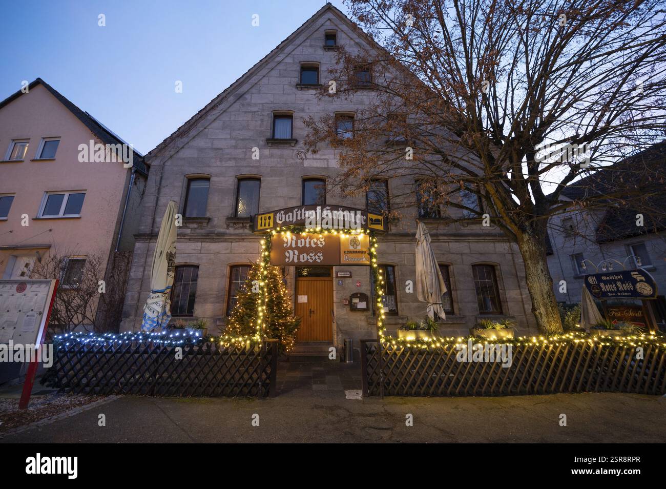 Luci di Natale serali presso An inn, Eschenau, Franconia centrale, Baviera, Germania, Europa Foto Stock