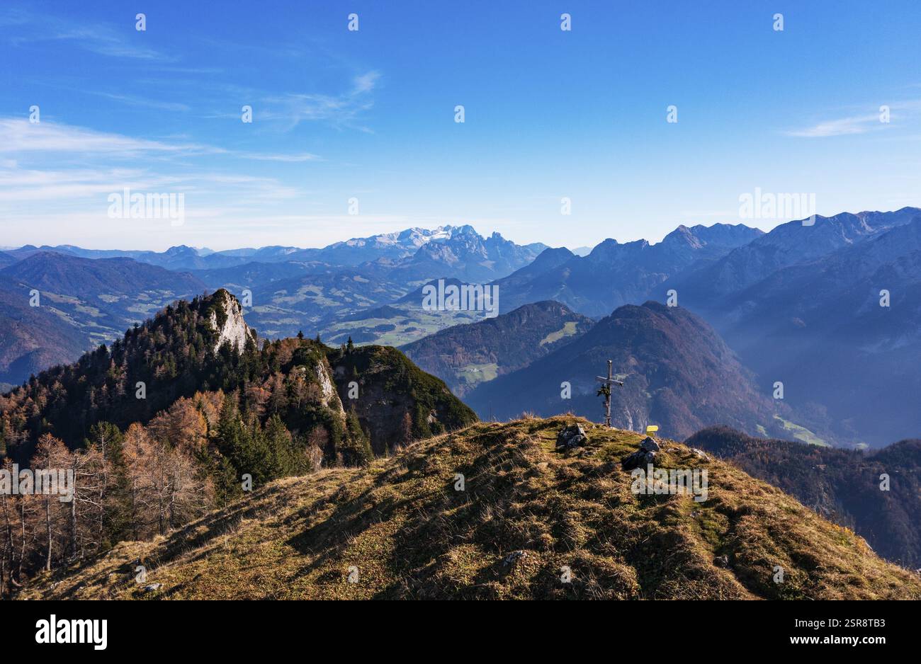 Colpo di droni, vista da Schwarzer Berg al massiccio di Gschirwand Lammertal e Dachstein, Golling, Osterhorngruppe, provincia di Salisburgo, Austria, Europa Foto Stock