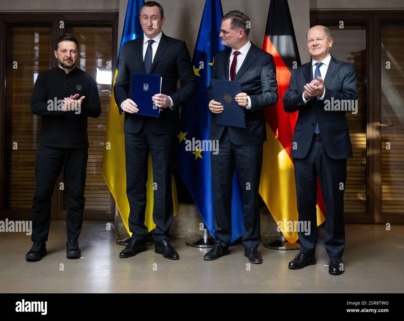 Monaco, Germania. 15 febbraio 2025. Volodymyr Zelensky (l-r), Presidente dell'Ucraina, Oleksiy Chernyshov, Vice primo Ministro dell'Ucraina, capo della Cancelleria Wolfgang Schmidt (SPD) e Cancelliere federale Olaf Scholz (SPD) si riuniscono alla Conferenza sulla sicurezza di Monaco dopo aver firmato il memorandum d'intesa sui "nodi dell'unità" ucraini. La 61a Conferenza sulla sicurezza di Monaco (MSC) si terrà dal 14 al 16 febbraio 2025 presso l'Hotel Bayerischer Hof di Monaco. Credito: Sven Hoppe/dpa Pool/dpa/Alamy Live News Foto Stock