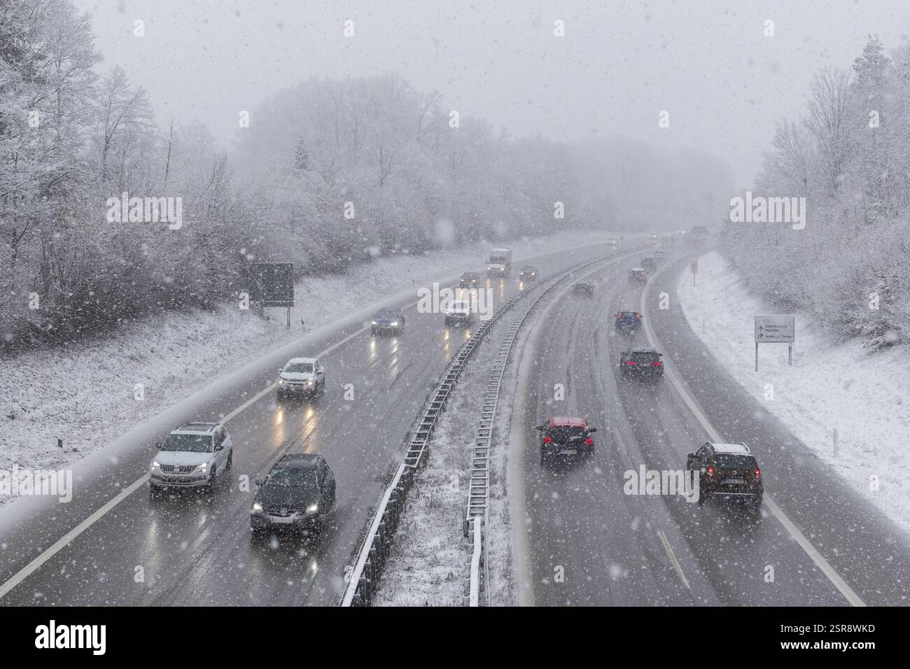 Autostrada innevata con veicoli di passaggio e fitta copertura di neve, Winnenden, Baden-Wuerttemberg, Germania, Europa Foto Stock