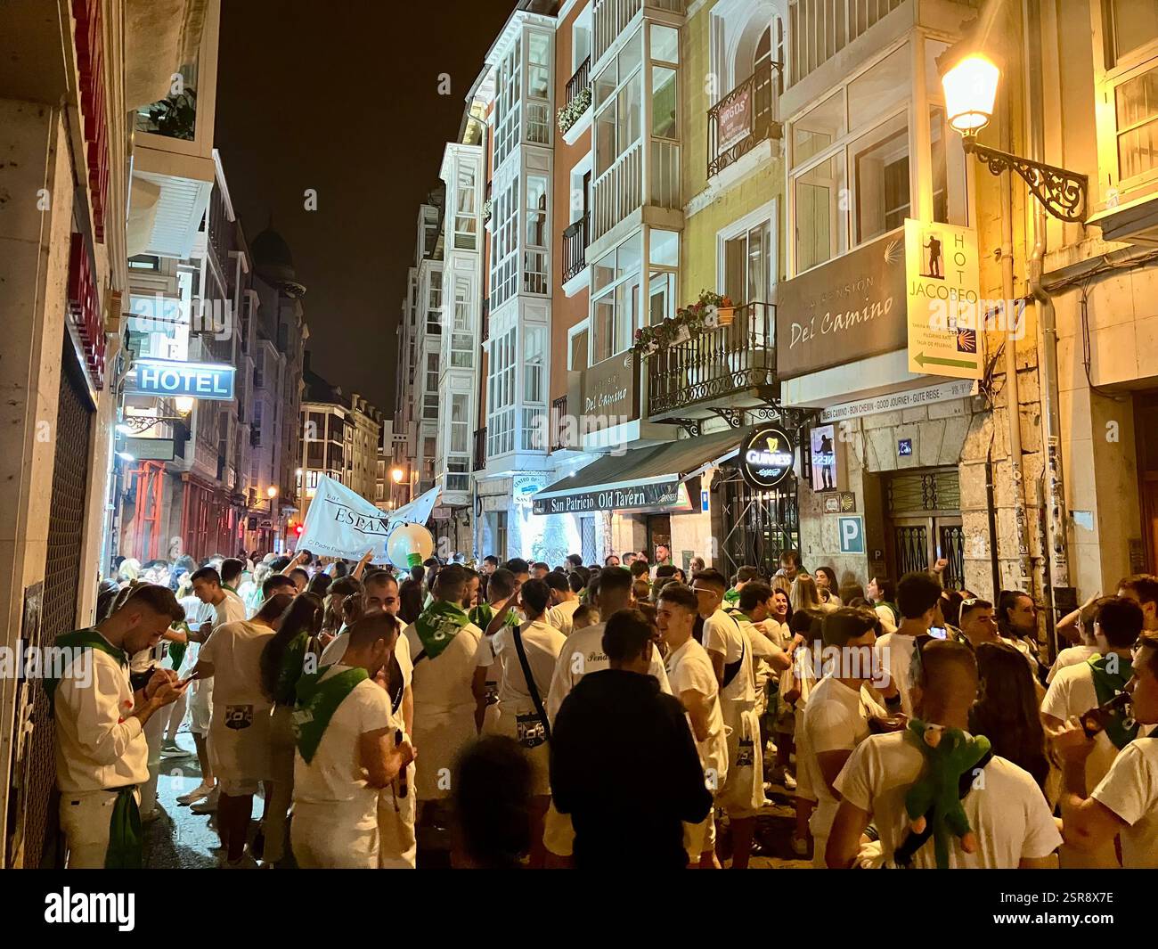 Ballare per le strade, la festa di San Pedro y San Pablo, Burgos, Spagna - Immagine stock catturata con smartphone