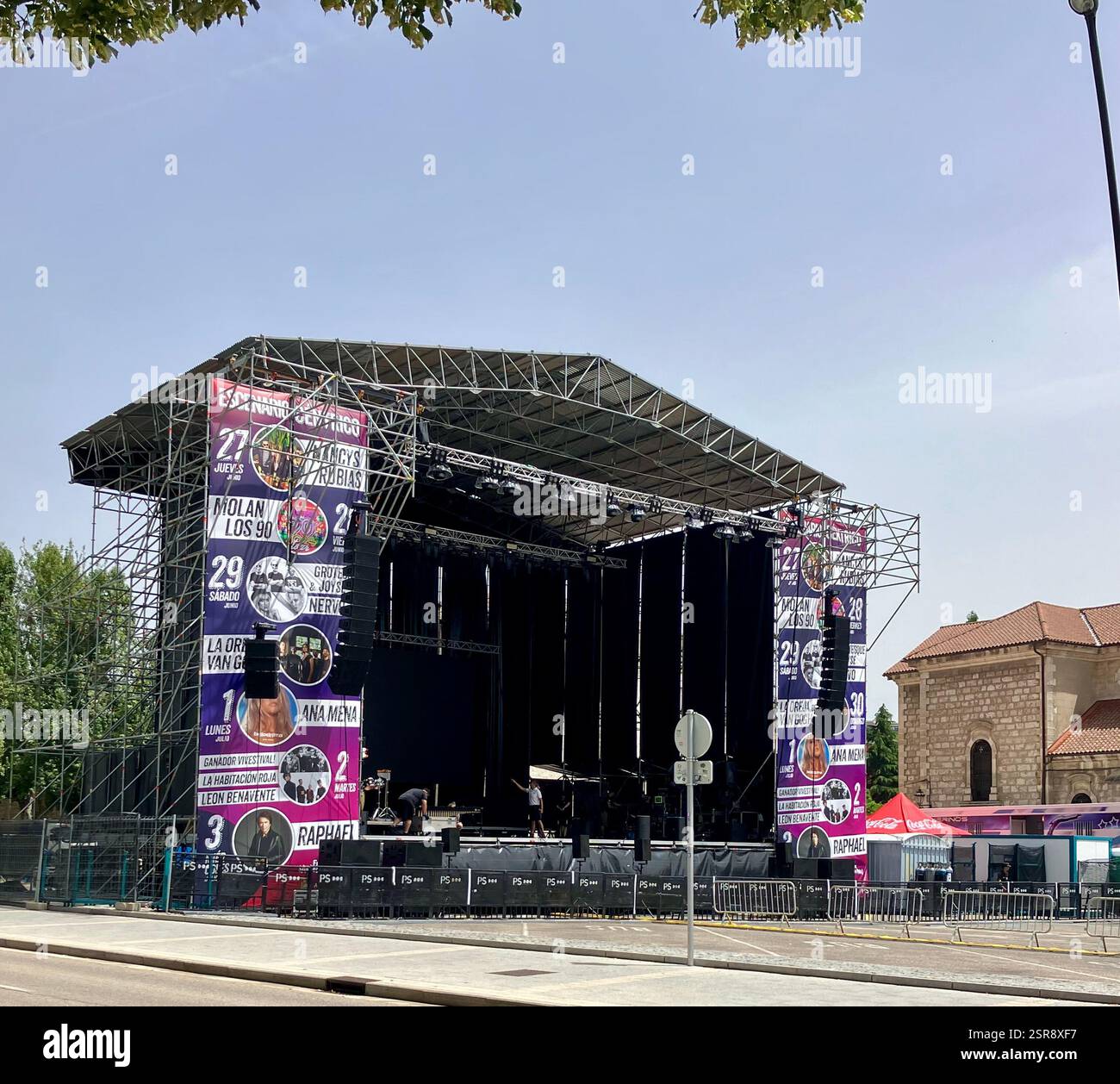 Sound Checks - Safri Duo - Live - Fiesta de San Pedro y San Pablo, Burgos 2024 - Immagine stock catturata con smartphone