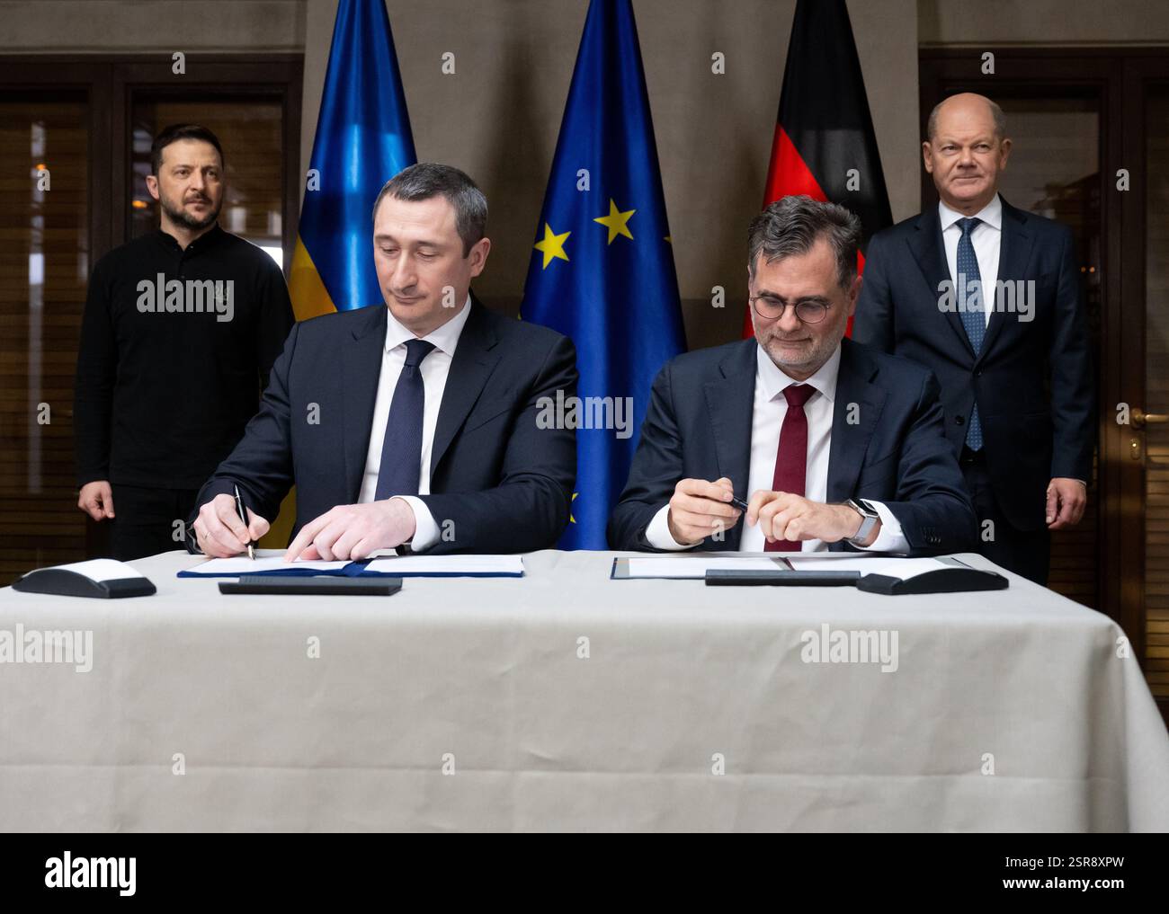 Monaco, Germania. 15 febbraio 2025. Volodymyr Selenskyj (l-r), Presidente dell'Ucraina, Oleksiy Chernyshov, Vice primo Ministro dell'Ucraina, capo della Cancelleria Wolfgang Schmidt (SPD) e Cancelliere federale Olaf Scholz (SPD) firmano una dichiarazione d'intenti sui "centri di unità" ucraini alla Conferenza sulla sicurezza di Monaco. La 61a Conferenza sulla sicurezza di Monaco (MSC) si terrà dal 14 al 16 febbraio 2025 presso l'Hotel Bayerischer Hof di Monaco. Credito: Sven Hoppe/dpa Pool/dpa/Alamy Live News Foto Stock