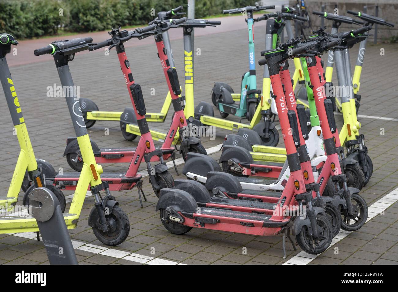 Scooter elettrico parcheggiato in un parcheggio designato, stazione ferroviaria principale, Norimberga, Franconia media, Baviera, Germania, Europa Foto Stock