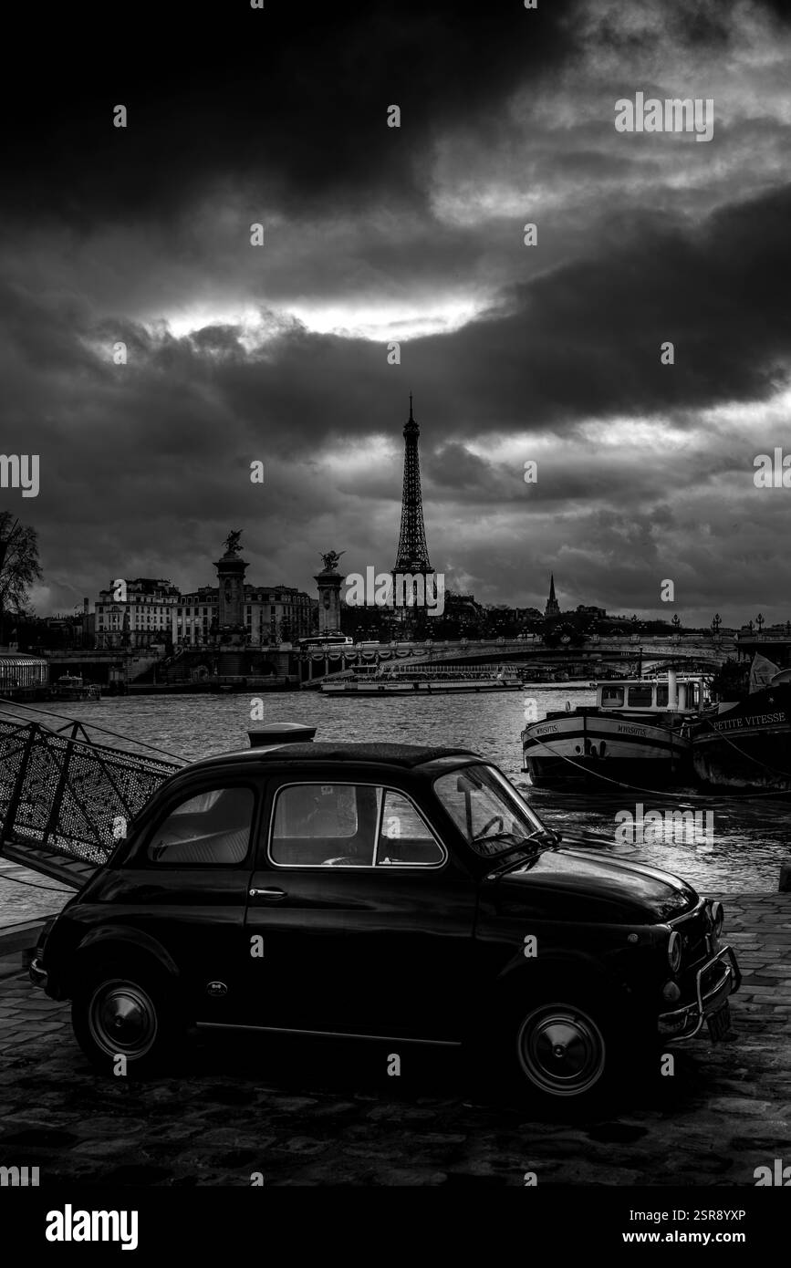 Parigi, Francia - 30 gennaio 2025: Torre Eiffel con una bella vecchia auto in primo piano Foto Stock