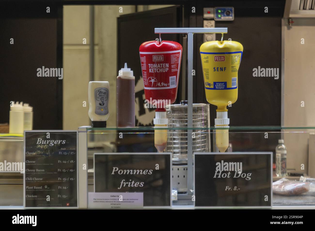 Snack bar con ketchup e senape Foto Stock