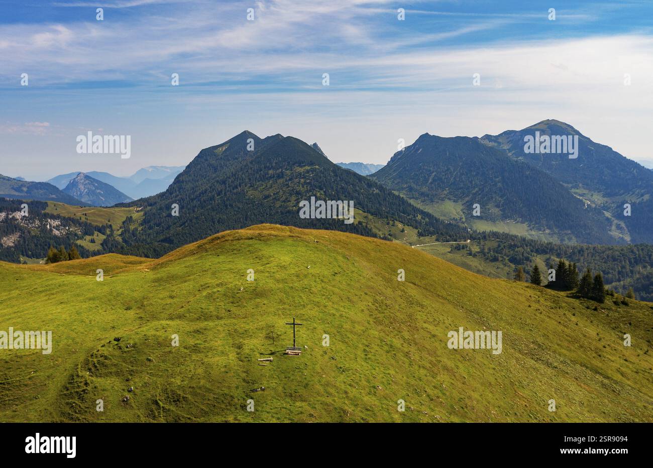 Colpo di droni, alla cima del Taborberg con vista sul Gamsfeld, gruppo Osterhorn, Salzkammergut, provincia di Salisburgo, Austria, Europa Foto Stock