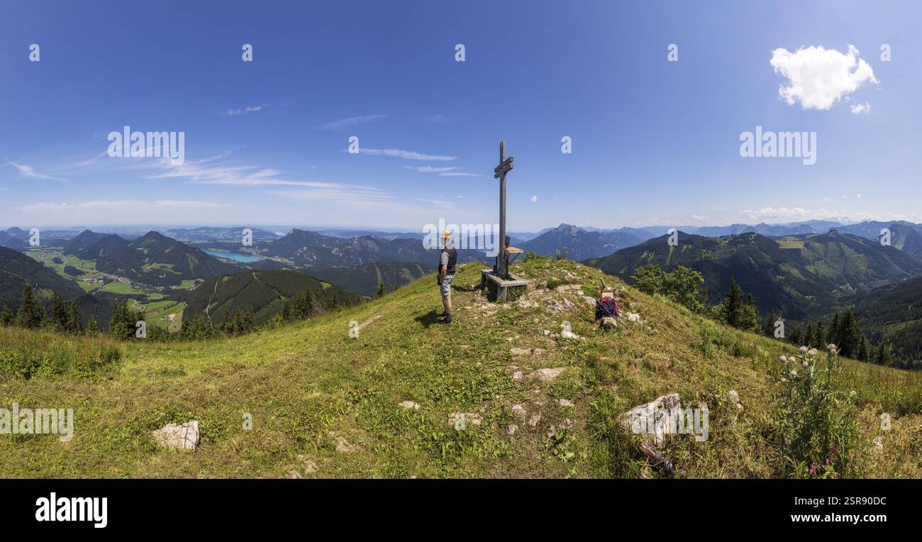 Escursionisti alla vetta del Faistenauer Schafberg con vista sul lago Fuschl, sul gruppo Osterhorn, sul Salzkammergut, sulla provincia di Salisburgo, Austria, Europa Foto Stock