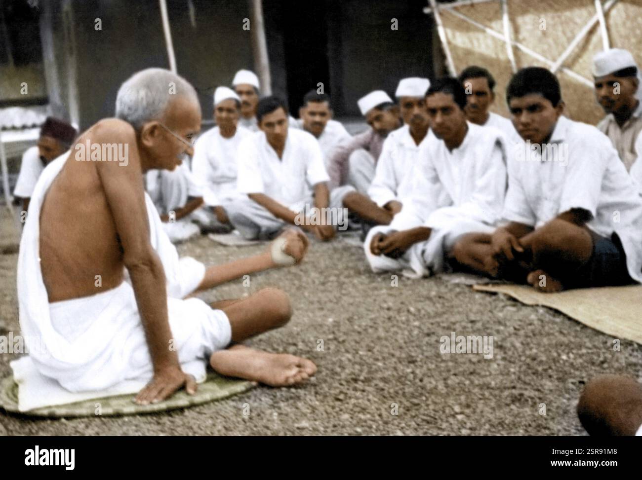 Mahatma Gandhi che parla ai lavoratori di Harijan, Wardha, Maharashtra, India, Asia, 1939, Asia Foto Stock