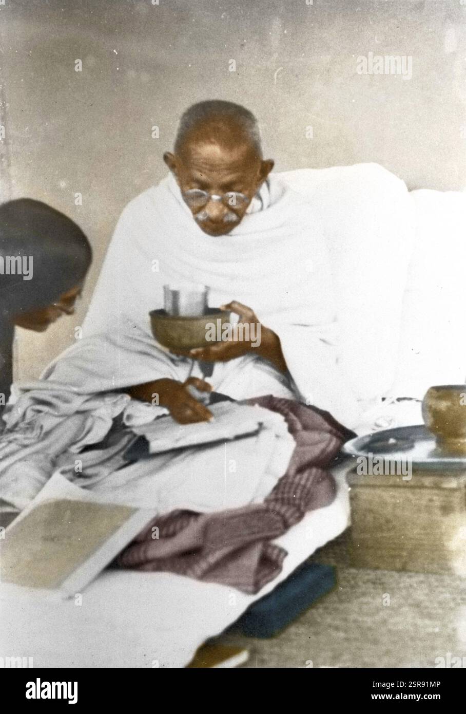 Mahatma Gandhi dopo aver completato i pasti, letto e parlato, Wardha, India, Asia, 1936, Asia Foto Stock