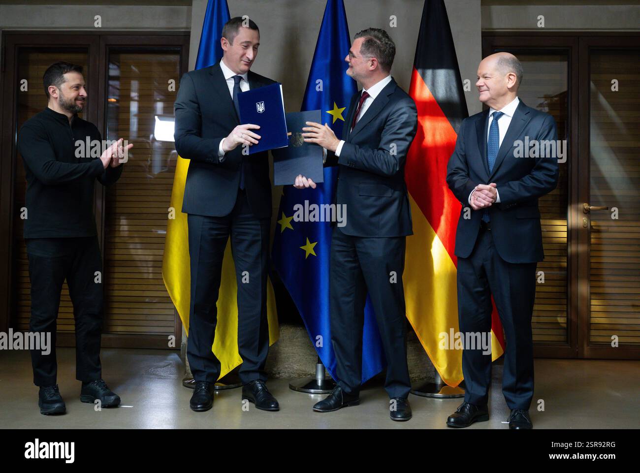 Monaco, Germania. 15 febbraio 2025. Volodymyr Zelensky (l-r), Presidente dell'Ucraina, Oleksiy Chernyshov, Vice primo Ministro dell'Ucraina, capo della Cancelleria Wolfgang Schmidt (SPD) e Cancelliere federale Olaf Scholz (SPD) si riuniscono alla Conferenza sulla sicurezza di Monaco dopo aver firmato il memorandum d'intesa sui "nodi dell'unità" ucraini. La 61a Conferenza sulla sicurezza di Monaco (MSC) si terrà dal 14 al 16 febbraio 2025 presso l'Hotel Bayerischer Hof di Monaco. Credito: Sven Hoppe/dpa Pool/dpa/Alamy Live News Foto Stock