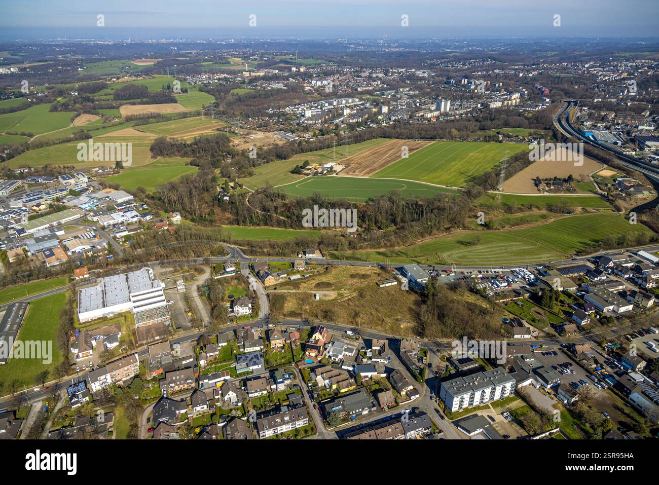 Veduta aerea, zona industriale Pinner Straße, prati e campi, sede aziendale PST - Professional support Technologies gmbh, veduta sul quartiere Bi Foto Stock