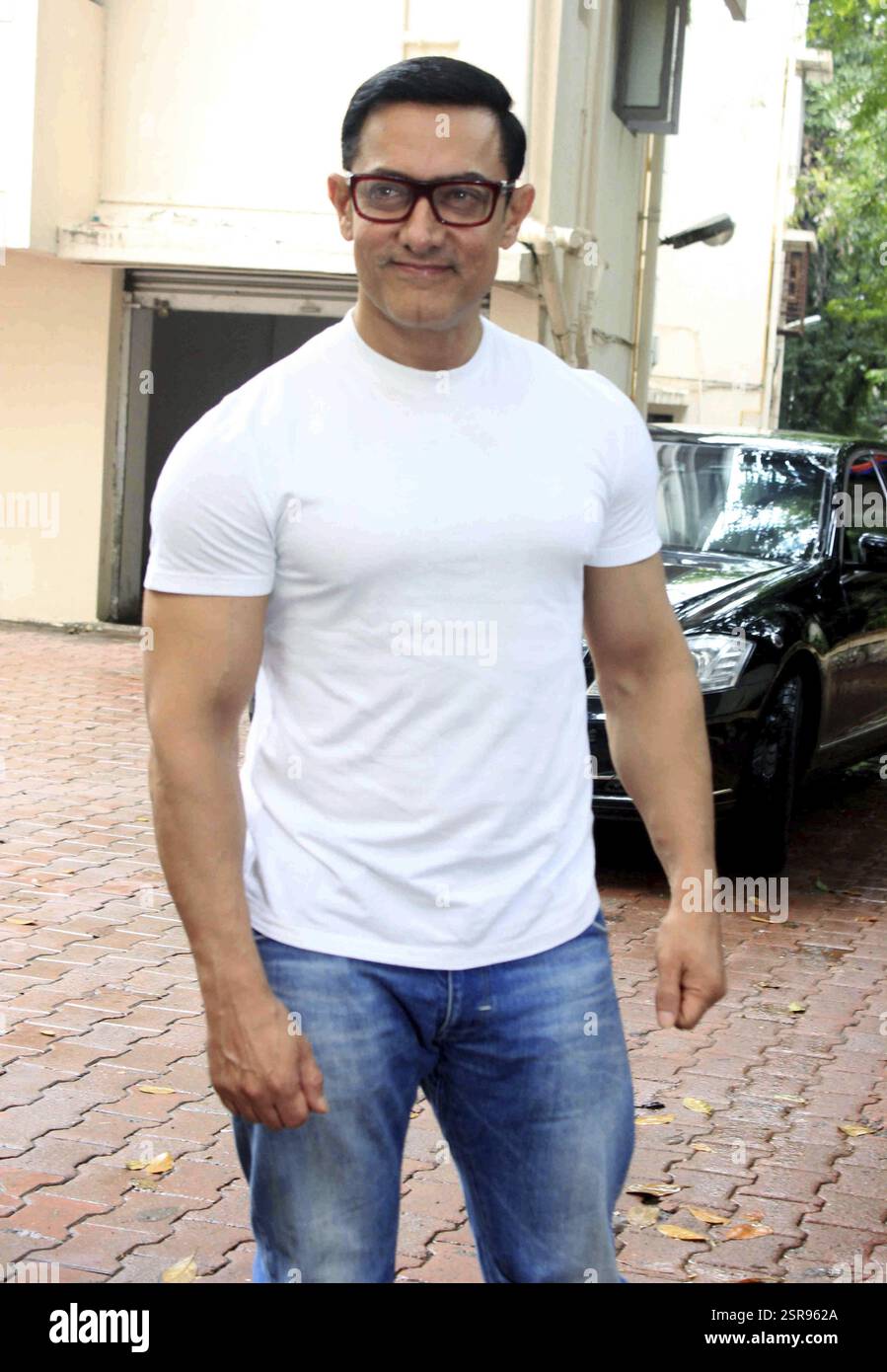 L'attore di Bollywood Aamir Khan posa in occasione della celebrazione di Eid al-Fitr nella sua residenza a Mumbai, India, il 7 luglio 2016 Foto Stock