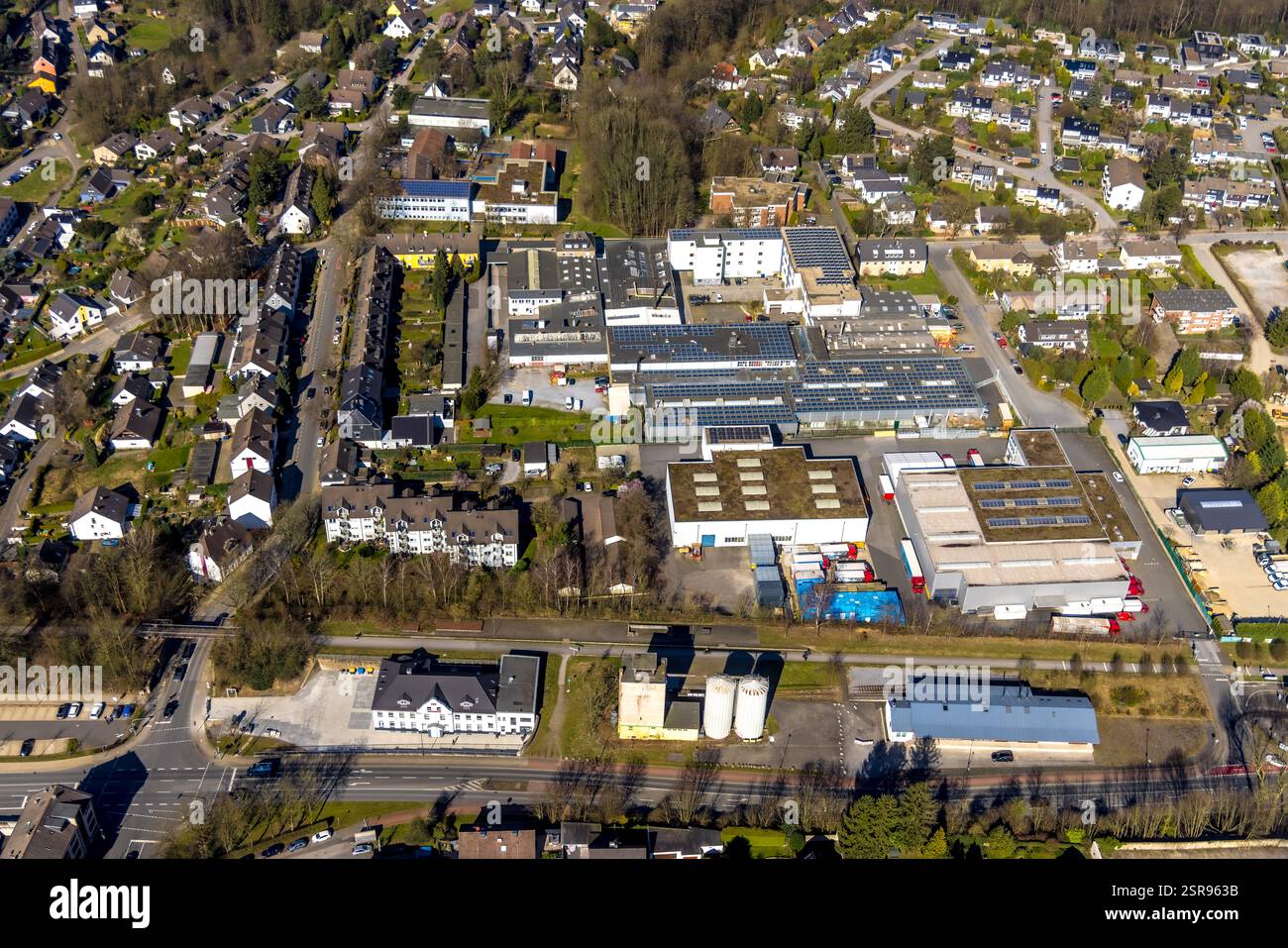 Vista aerea, zona industriale tra Nordring e Ziegelstraße, sopra la scuola secondaria municipale, Leubeck, Heiligenhaus, regione della Ruhr, Renania settentrionale- Foto Stock