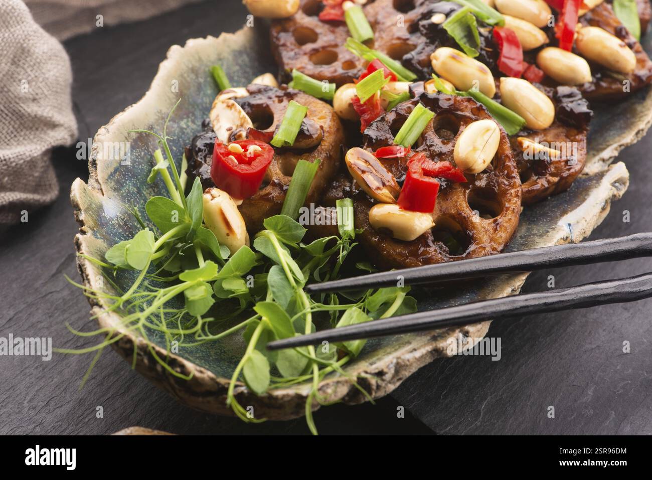 Lotus Root fritto in profondità con salsa di cibo giapponese Foto Stock