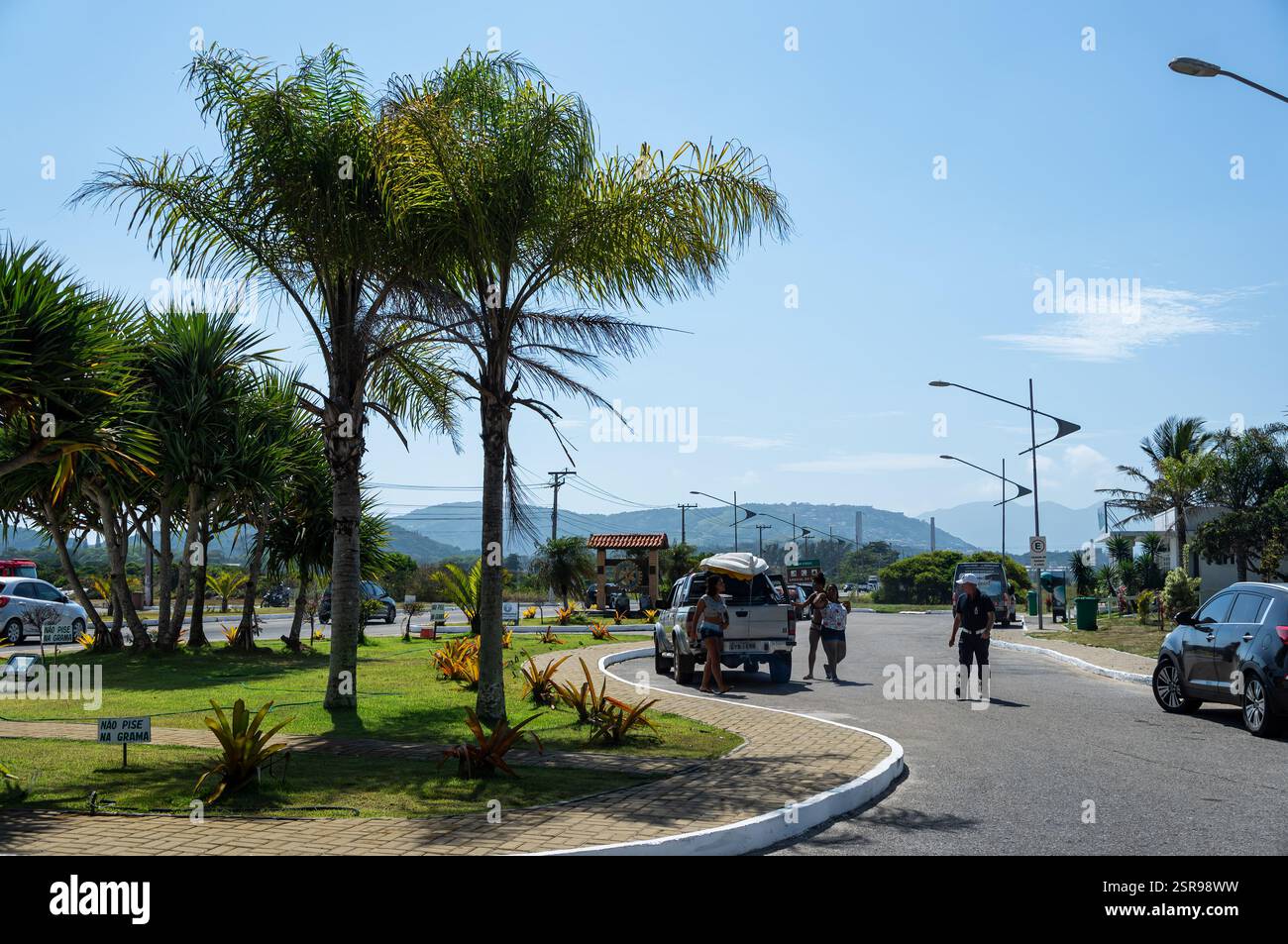 Un parcheggio panoramico all'entrata di Arraial do Cabo lungo l'autostrada General Bruno Martins sotto il cielo azzurro e l'atmosfera tropicale estiva. Foto Stock