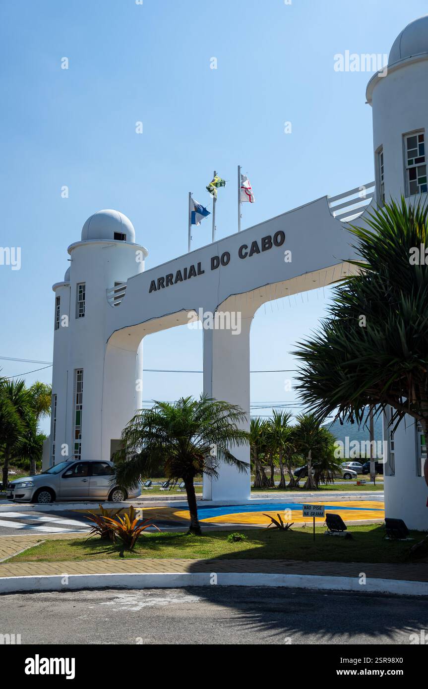 L'iconica porta della città di Arraial do Cabo sull'autostrada General Bruno Martins, sotto il cielo estivo, accoglie i visitatori nella panoramica regione dei laghi. Foto Stock
