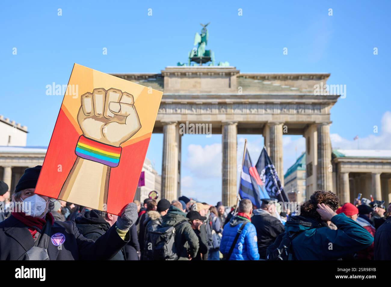 Berlino, Germania. 15 febbraio 2025. La dimostrazione 'Winter CSD' si svolgerà sotto il motto 'Choose Love - while you STILL CAN'. Il CSD e. V. di Berlino chiede al futuro governo tedesco di includere persone queer nella costituzione, di fornire sicurezza finanziaria per progetti queer e di proteggere meglio la comunità dal crimine d'odio e dall'incitamento all'odio. Credito: Annette Riedl/dpa/Alamy Live News Foto Stock