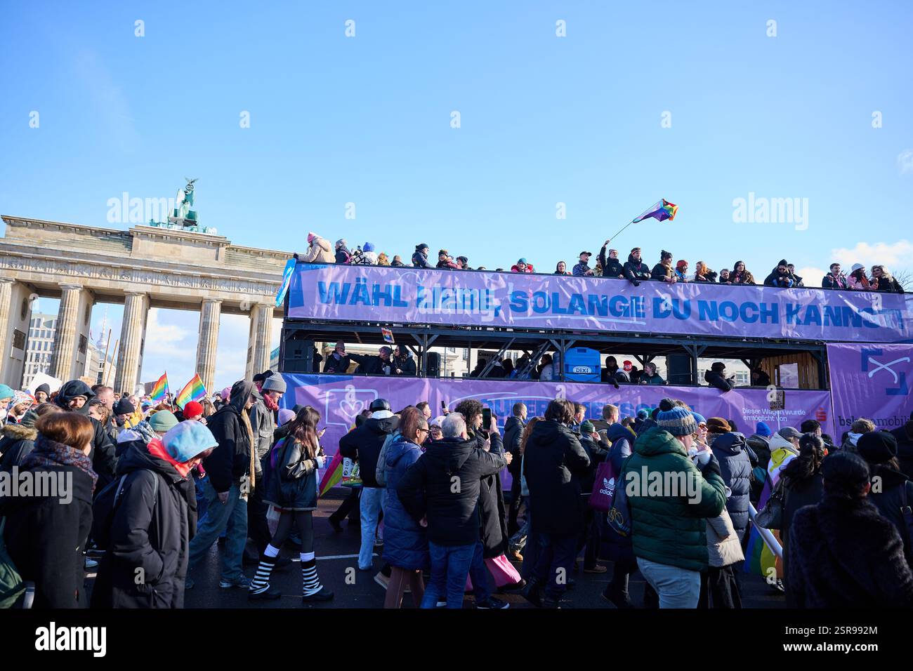 Berlino, Germania. 15 febbraio 2025. La dimostrazione 'Winter CSD' si svolgerà sotto il motto 'Choose Love - while you STILL CAN'. Il CSD e. V. di Berlino chiede al futuro governo tedesco di includere persone queer nella costituzione, di fornire sicurezza finanziaria per progetti queer e di proteggere meglio la comunità dal crimine d'odio e dall'incitamento all'odio. Credito: Annette Riedl/dpa/Alamy Live News Foto Stock