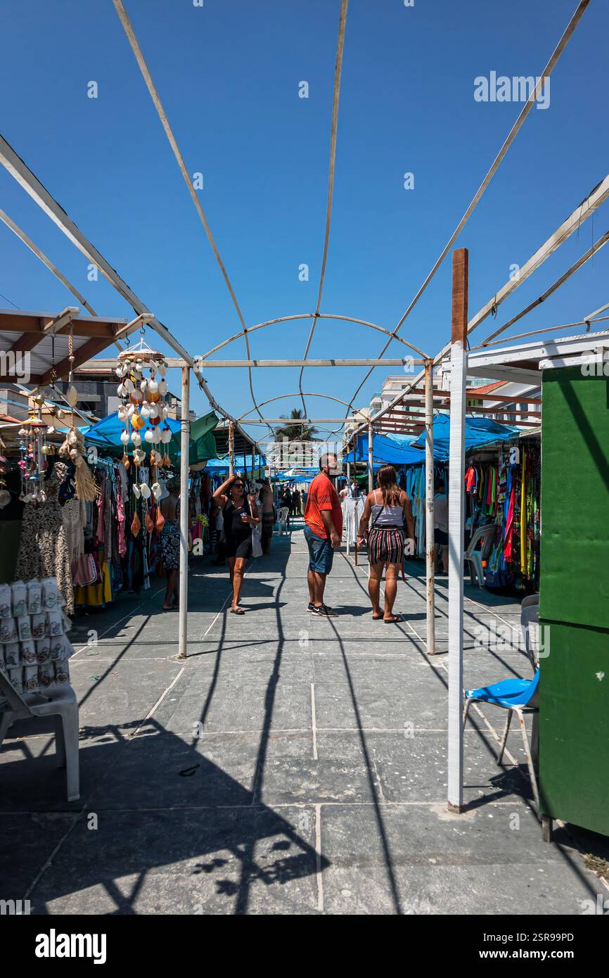 Vivace mercato di strada vicino alla spiaggia di Prainha su avenida Alfredo Dante Fassini sotto una soleggiata mattina d'estate con un cielo azzurro e colori vivaci. Foto Stock