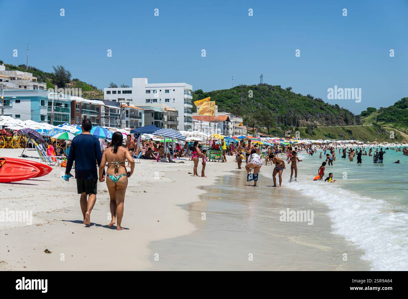 Spiaggia di Prainha, litorale nord-ovest affollato di turisti nelle acque blu dell'Oceano Atlantico, sotto il cielo azzurro e soleggiato, caldo e luminoso, mattutino d'estate. Foto Stock