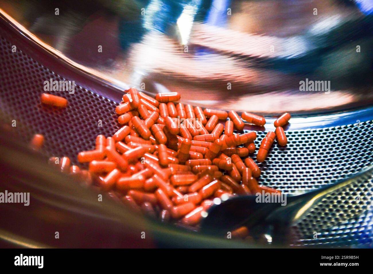Linea di produzione di capsule compresse in fabbrica farmaceutica, macchina rotante pillole di medicina della capsula nell'officina della fabbrica chimica. Foto Stock