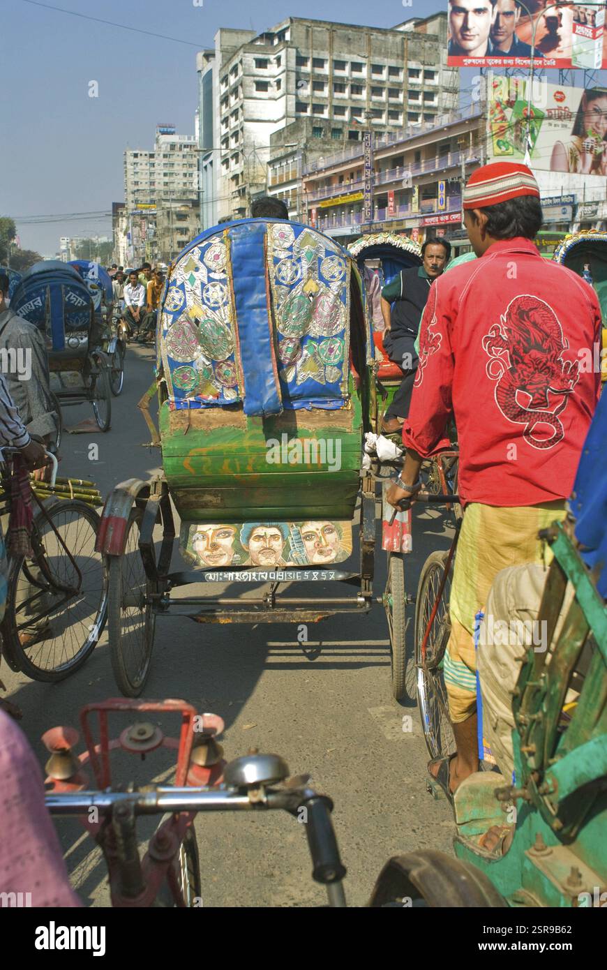 Risciò in bicicletta sul traffico stradale, New Market, Dacca, Bangladesh, Asia Foto Stock
