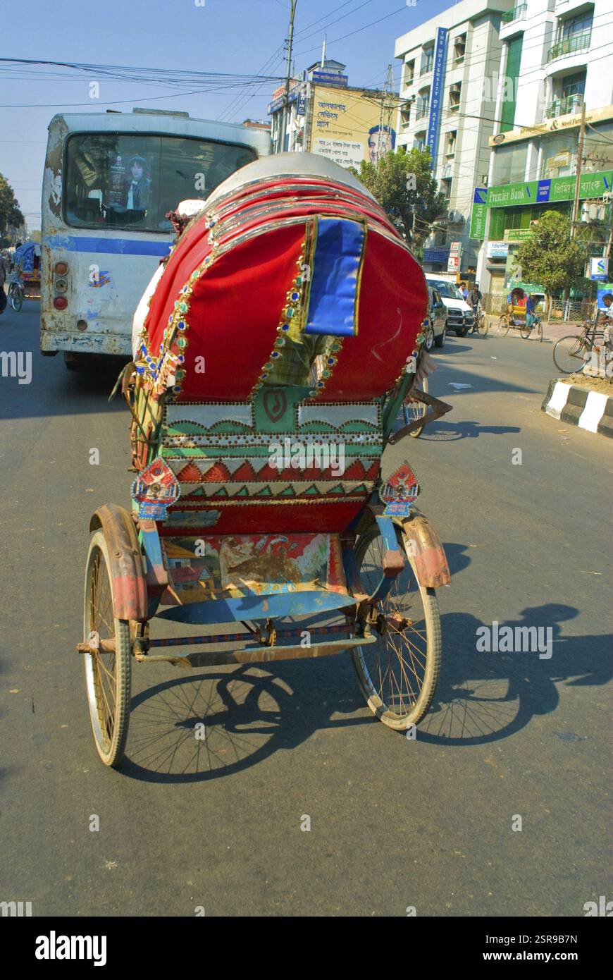 Risciò in bicicletta sul traffico stradale, New Market, Dacca, Bangladesh, Asia Foto Stock