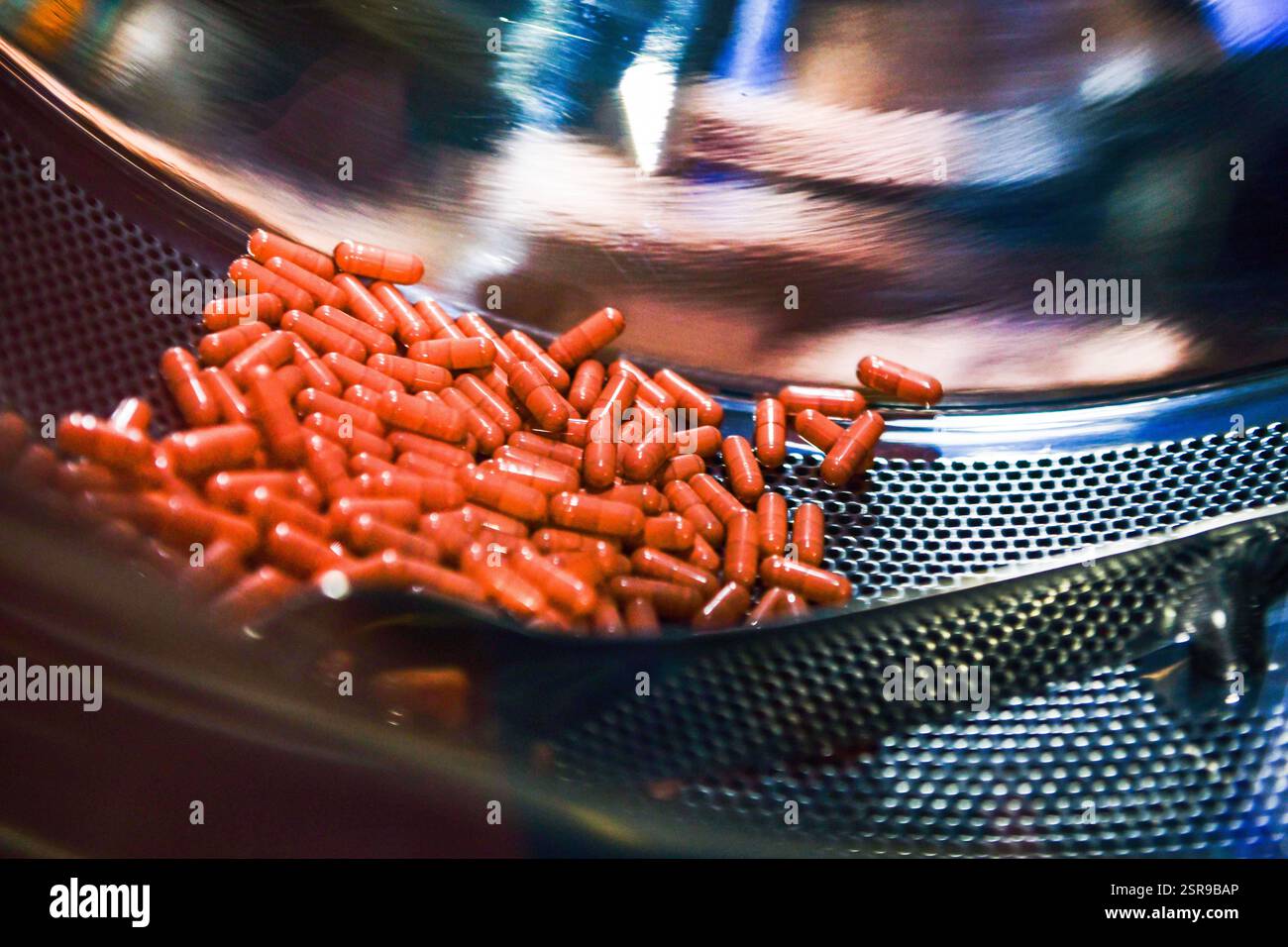 Linea di produzione di capsule compresse in fabbrica farmaceutica, macchina rotante pillole di medicina della capsula nell'officina della fabbrica chimica. Foto Stock