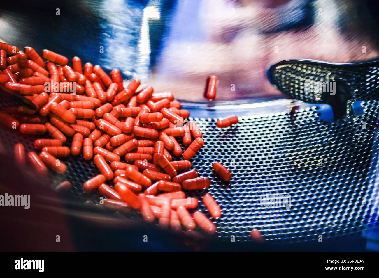 Linea di produzione di capsule compresse in fabbrica farmaceutica, macchina rotante pillole di medicina della capsula nell'officina della fabbrica chimica. Foto Stock