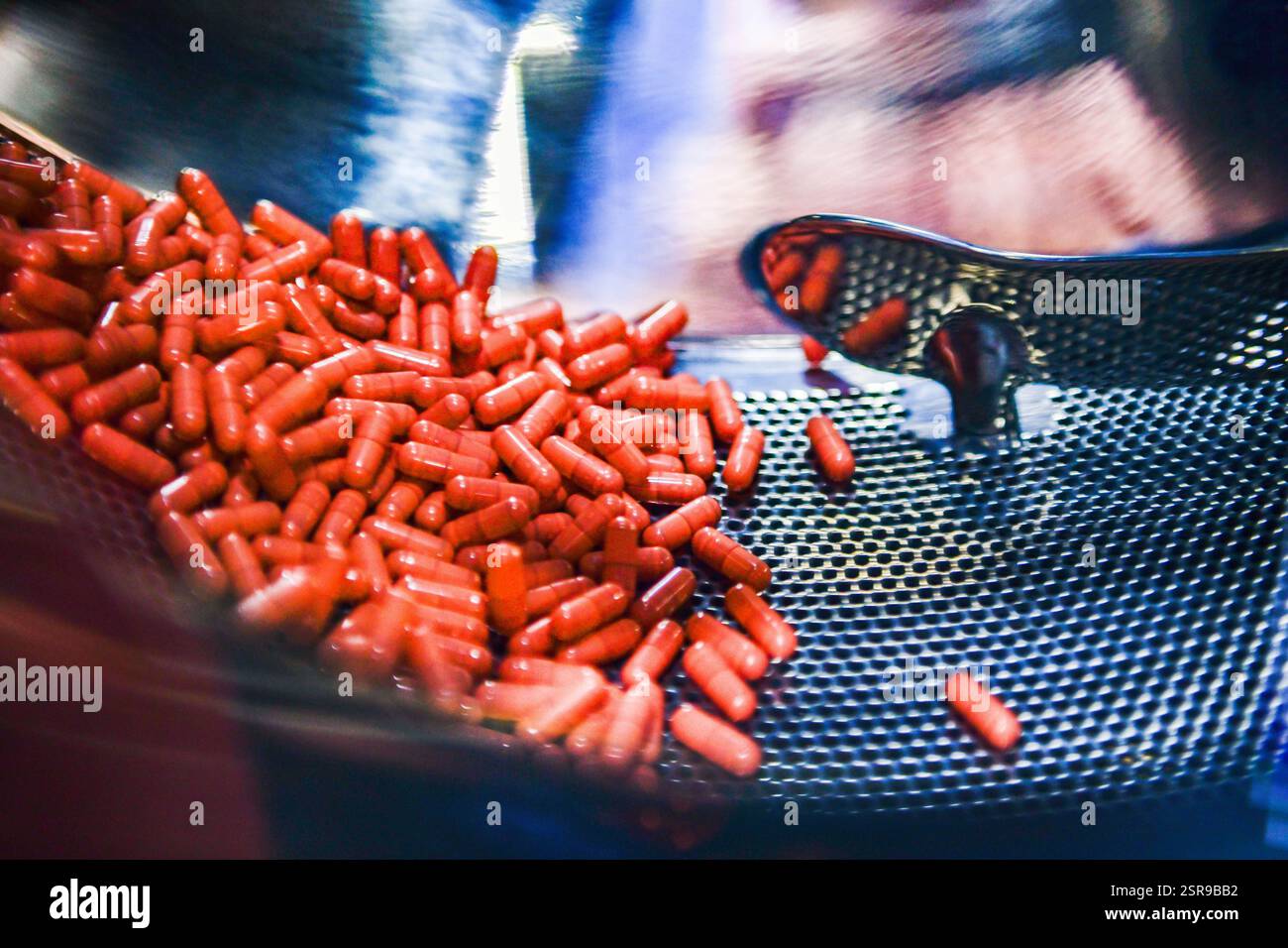 Linea di produzione di capsule compresse in fabbrica farmaceutica, macchina rotante pillole di medicina della capsula nell'officina della fabbrica chimica. Foto Stock