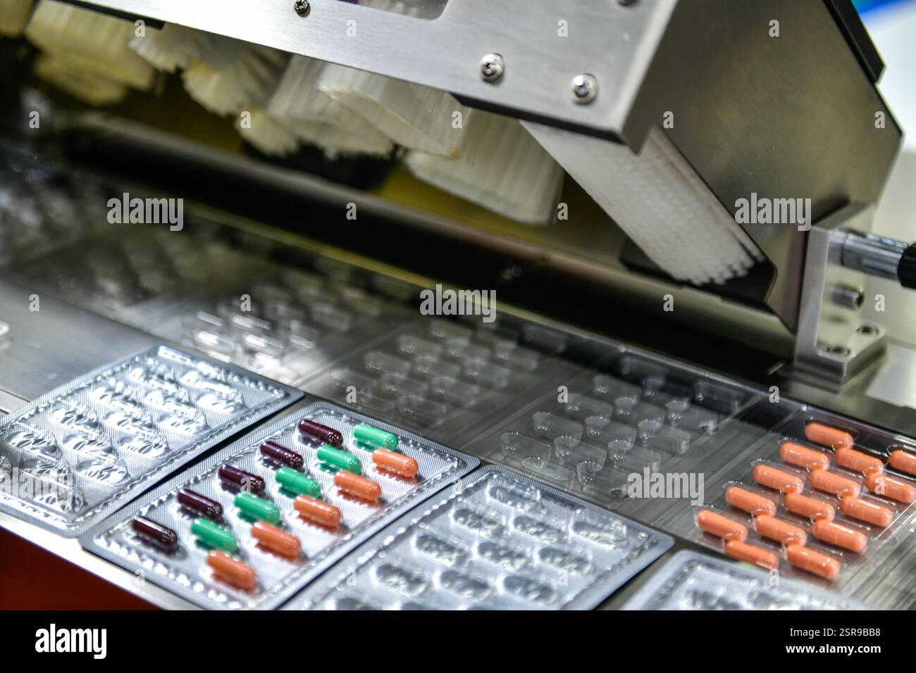 Capsule medicine pillole durante la linea di produzione e il processo di imballaggio sulla moderna fabbrica farmaceutica, Medical Drug Manufacturing. Foto Stock