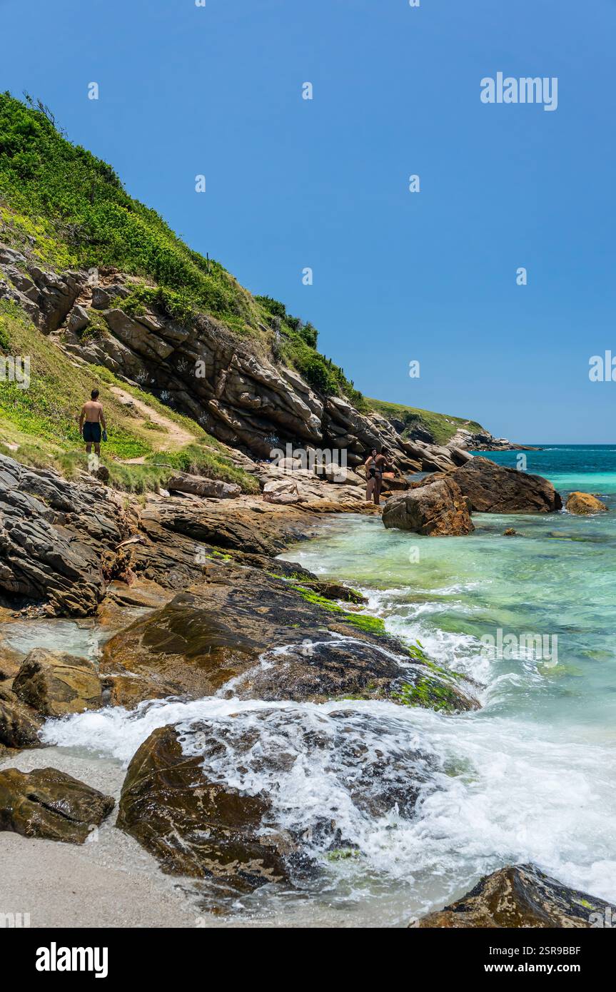 Torreggianti formazioni rocciose all'estremità nord-occidentale della costa della spiaggia di Prainha, bagnate dalle acque blu dell'Oceano Atlantico sotto il cielo blu del pomeriggio estivo. Foto Stock