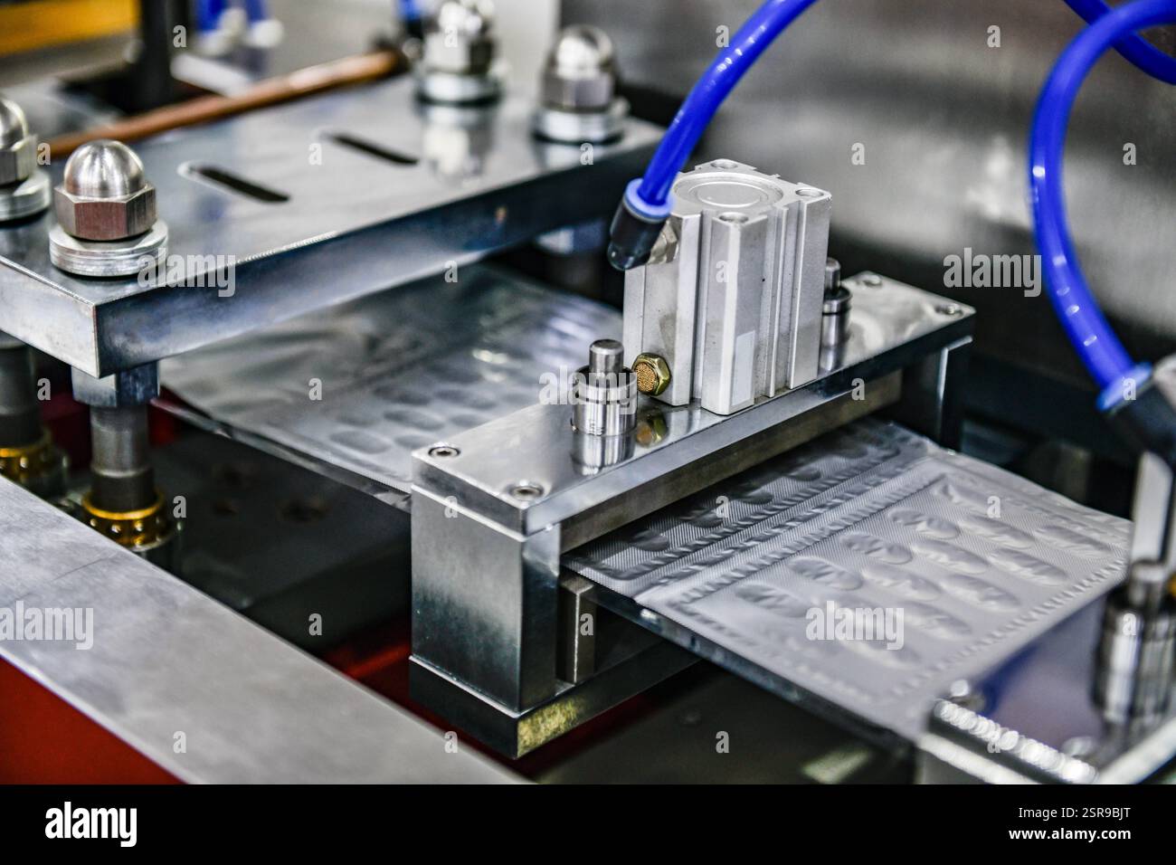 Confezione blister in alluminio per proteggere dalla luce nella linea di produzione, concetto farmaceutico industriale Foto Stock