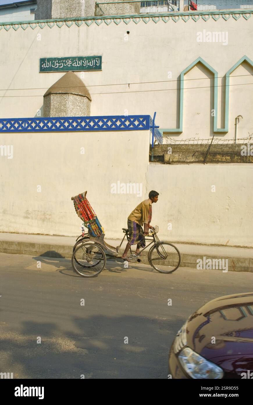 Pedala in risciò passando a masjid, Dacca, Bangladesh, Asia Foto Stock