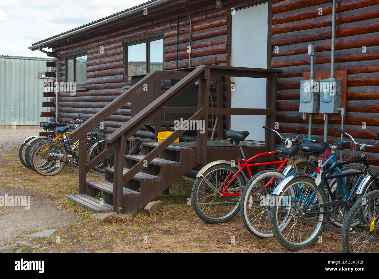 Biciclette Governent parcheggiate fuori dalla porta posteriore o dal Dipartimento degli interni degli Stati Uniti, Bureau of Land Management, Alaska Fire Service, Galena zone. Foto Stock