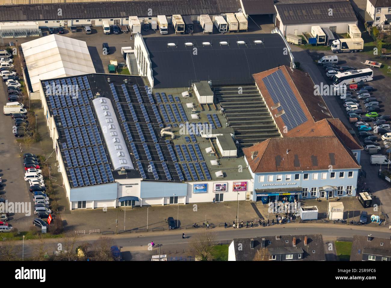 Vista aerea, Zentralhallen Hamm, sede di eventi con tetto solare, fila di persone all'ingresso, centro, Hamm, zona della Ruhr, Renania settentrionale-Vestfalia, GE Foto Stock