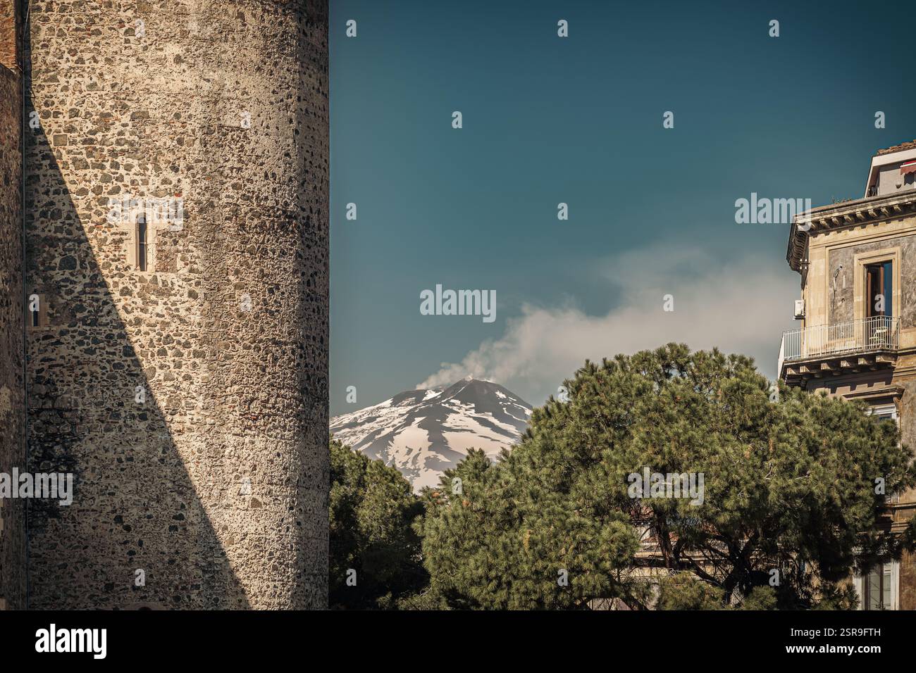 Iconica cornice fotografica della città di Catania: Castello Ursino (Castello Ursino); tipico edificio residenziale Art Deco, pino in pietra (Pinus pinea) e Etna vo Foto Stock
