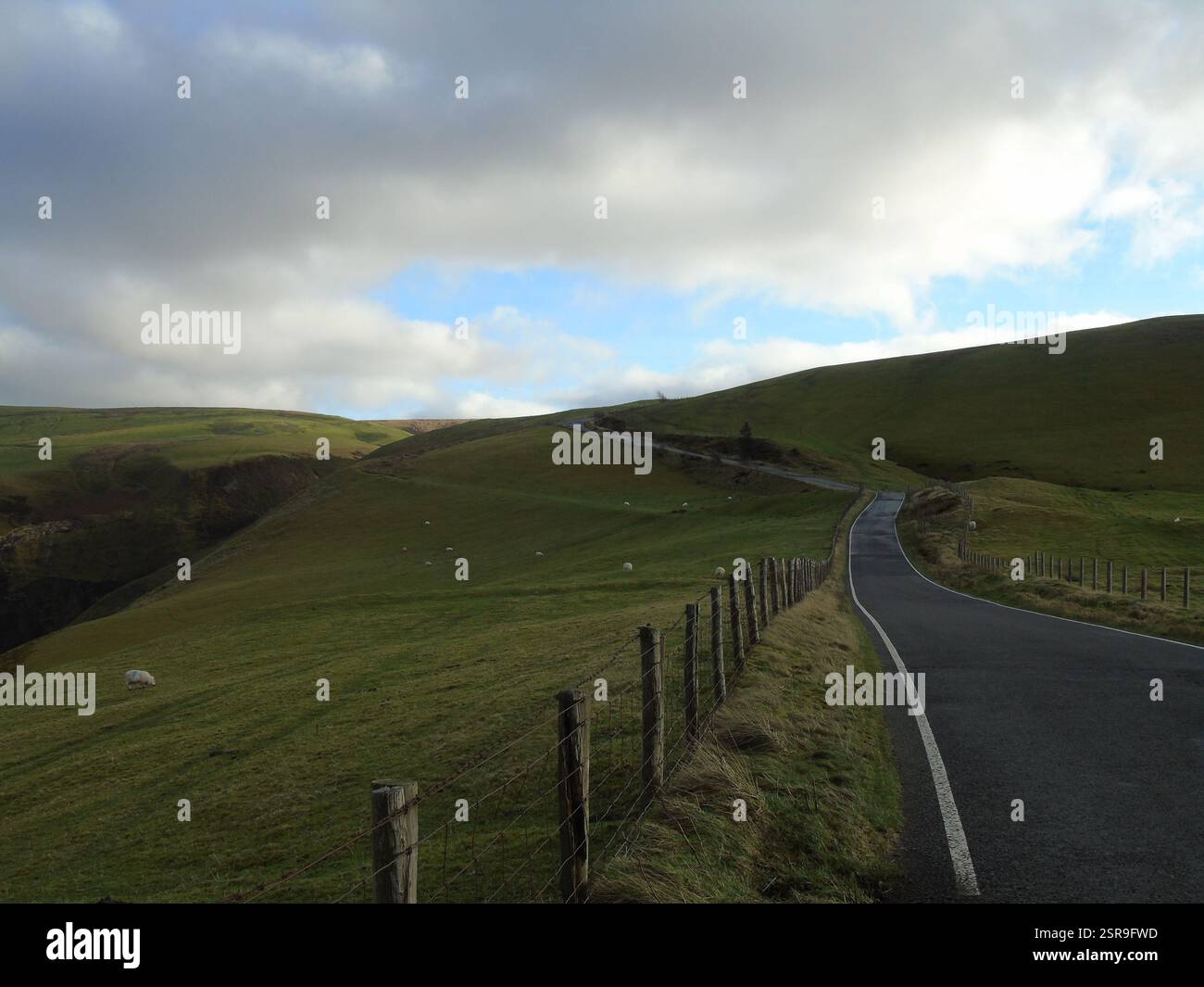 Una strada di montagna vuota a Powys, Galles Foto Stock