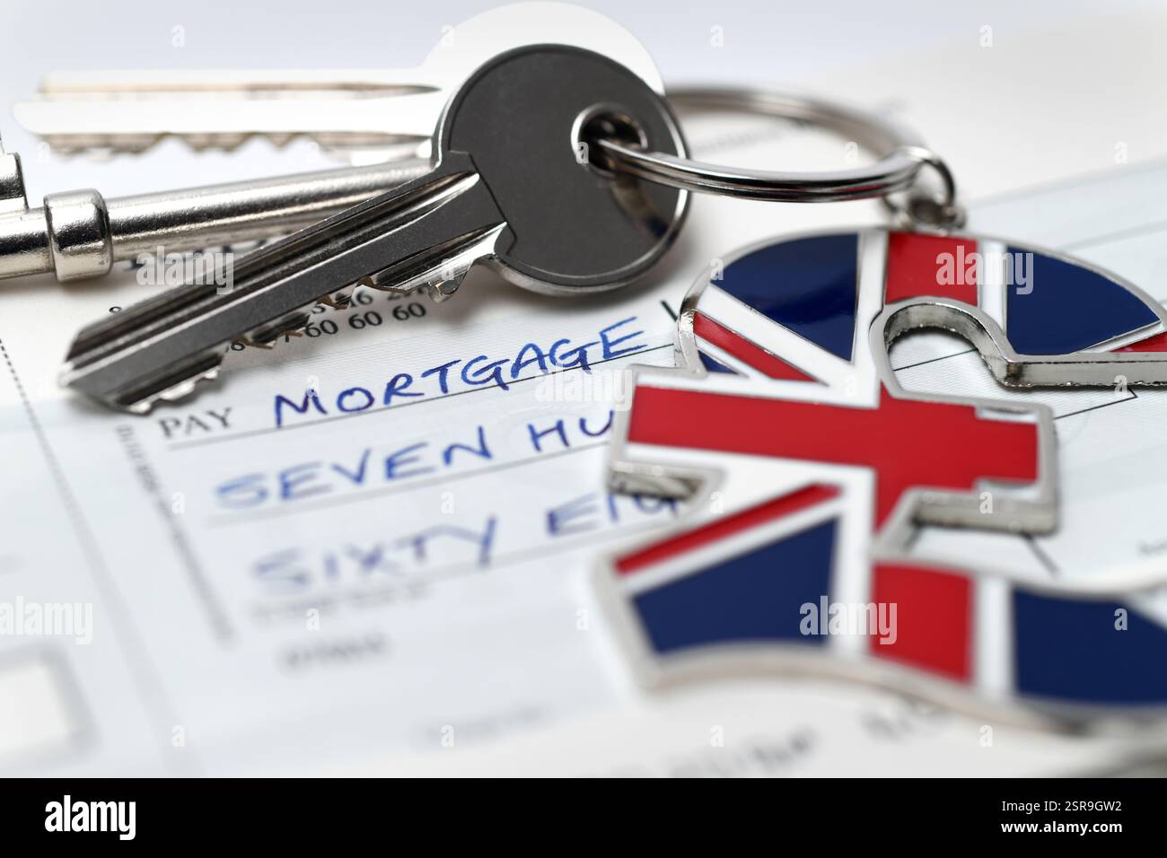 LE CHIAVI DELLA CASA SULLA STERLINA BRITANNICA FIRMANO IL PORTACHIAVI CON IL LIBRO DEGLI ASSEGNI SUI MUTUI IPOTECARI PAGAMENTI ACQUIRENTI DI CASE ETC UK Foto Stock