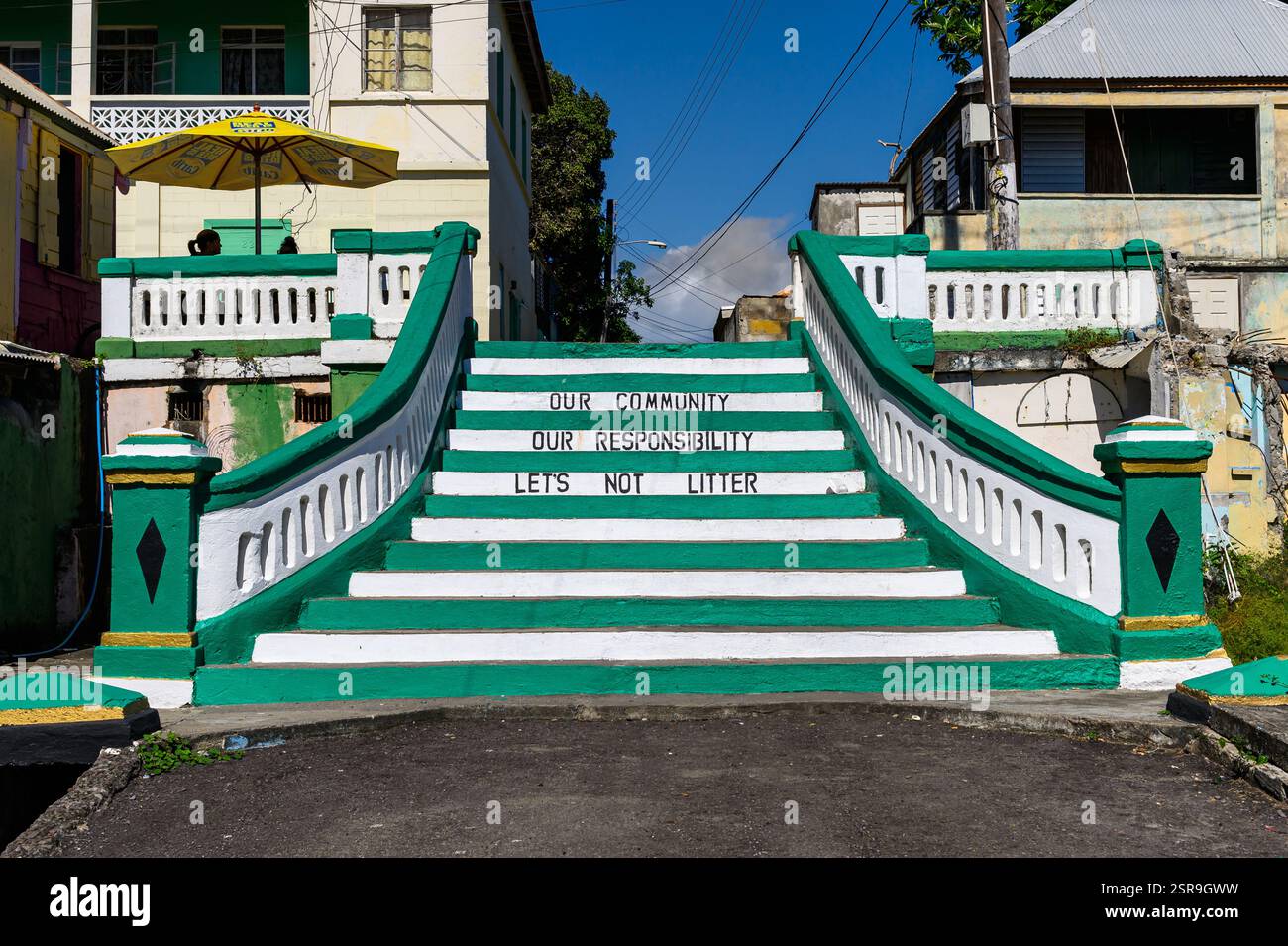 Messaggio anti-rifiuti di grande impatto dipinto su scale verdi e bianche dai colori vivaci a Bay Road Basseterre St Kitts & Nevis Foto Stock