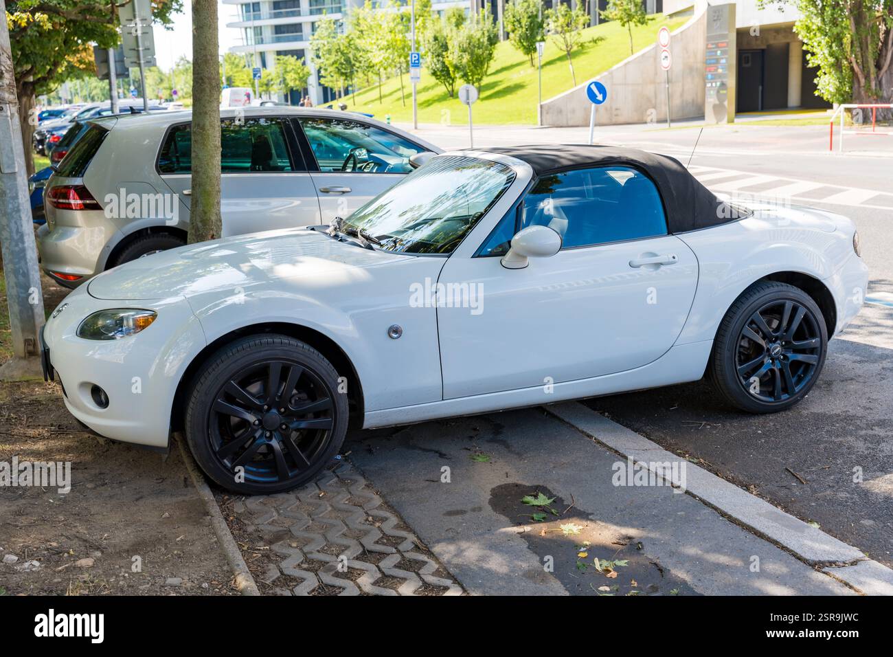 Praga, repubblica Ceca - 28 luglio 2024: Auto sportiva bianca Mazda MX-5 Miata parcheggiata sulla strada della città Foto Stock
