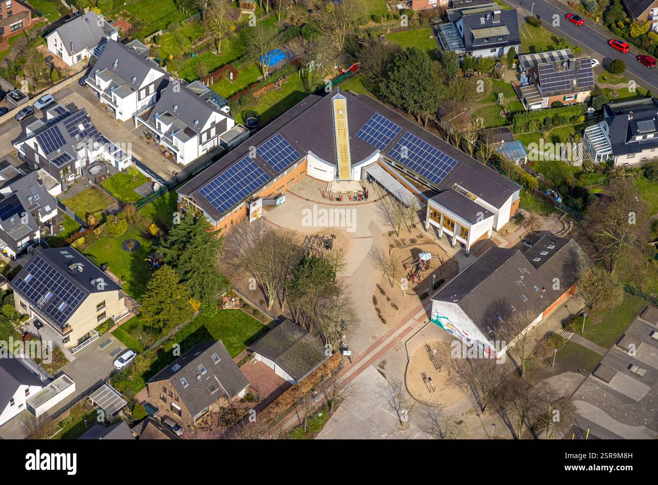 Vista aerea, scuola elementare Karl-Vogels-Schule, con tetto solare, Hünxe, Renania settentrionale-Vestfalia, Germania Foto Stock