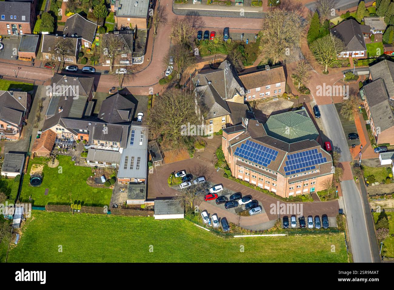Vista aerea, municipio di Hünxe con tetto solare, Hünxe, Renania settentrionale-Vestfalia, Germania Foto Stock